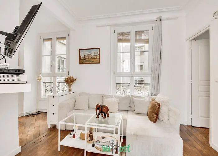 Parisian Charm A Stone's Throw From Montmartre * パリ