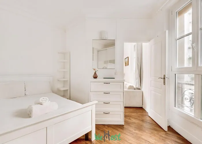 Parisian Charm A Stone's Throw From Montmartre * Parijs